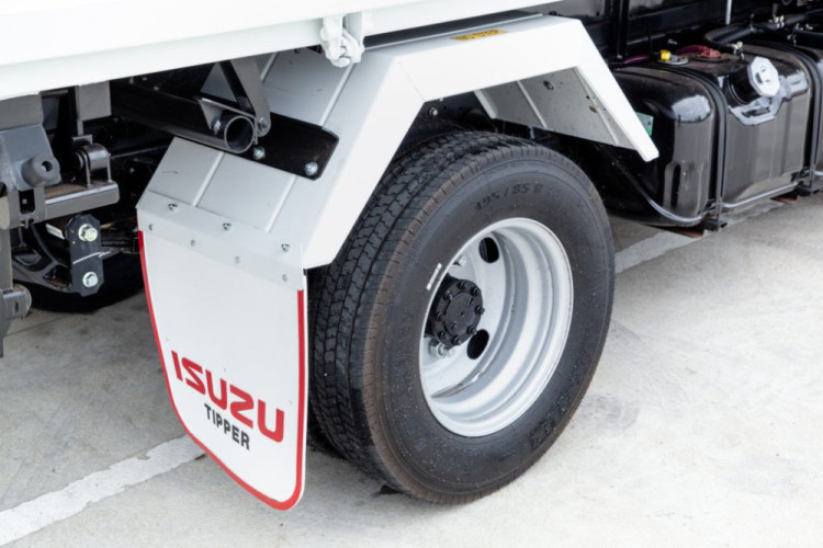 truck-tire-isuzu-big-0
